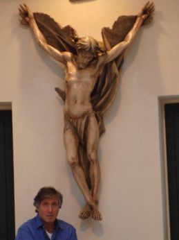 Nella foto, lo scultore Mario Pachioli davanti all'opera Crocifissione