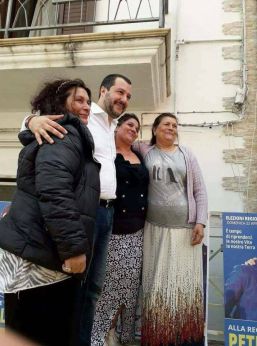 Salvini fotografato con tre rappresentanti della comunità rom