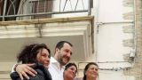 Salvini fotografato con tre rappresentanti della comunità rom