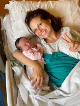 La piccola Anna Rapelli tra le braccia della mamma Silvia