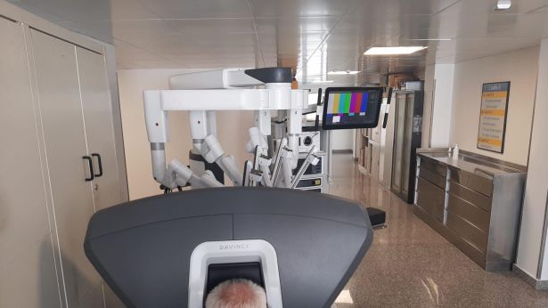 Il Prof. Luigi Schips alla consolle del Robot