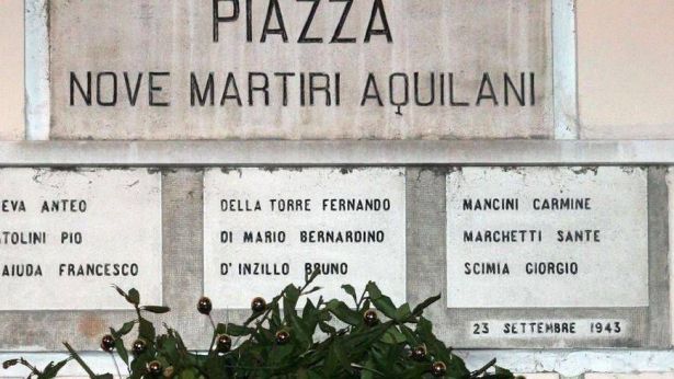 La piazza che ricorda i 9 martiri aquilani