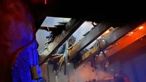 Il tetto in legno divorato dalle fiamme