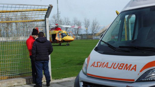 L'eliambulanza è atterrata sul terreno dello stadio Bucci