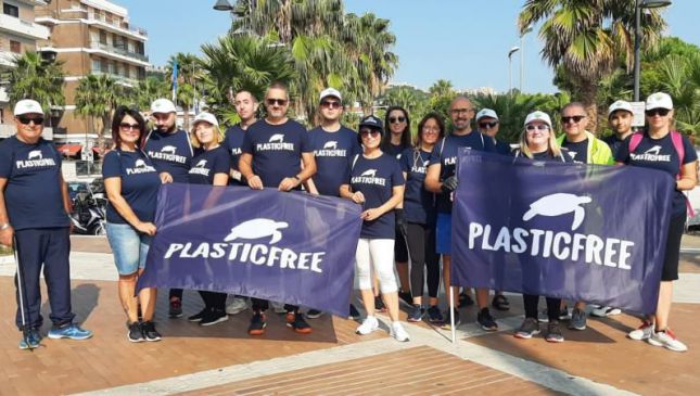 Plastic Free: gli operatori con l'assessore Barisano