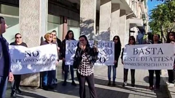 La manifestazione di Asperger Abruzzo sotto l'assessorato alla Sanità a Pescara