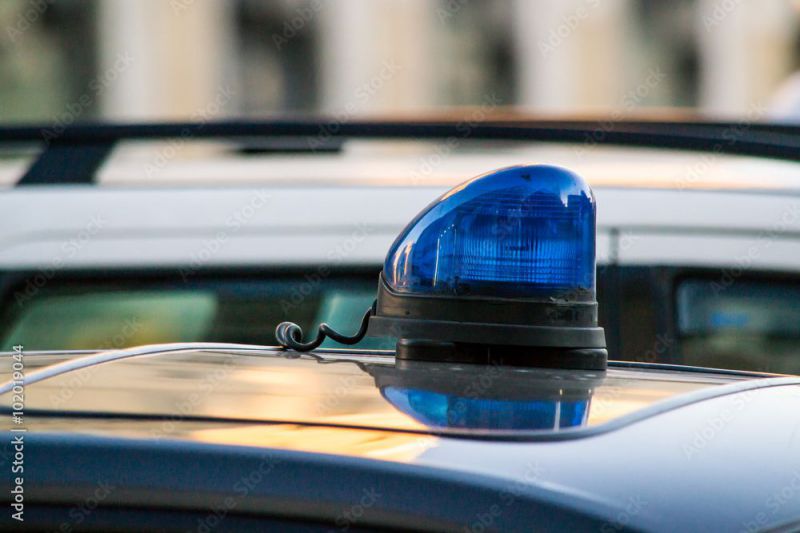 Gira in auto con il lampeggiante blu della Polizia - Piazza Rossetti -  Notizie Vasto