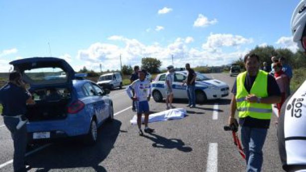 Una immagine del luogo dove il ciclista si è accasciato- Foto Gianfranco Daccò