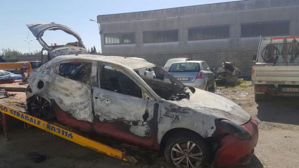 Auto bruciata utilizzata per la rapina