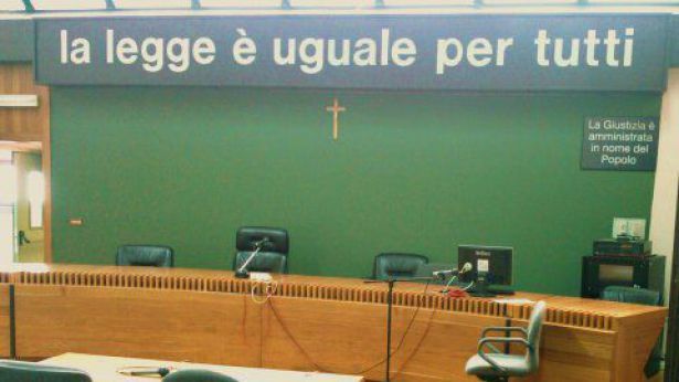 Nella foto, un'aula di tribunale
