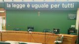 Nella foto, un'aula di tribunale