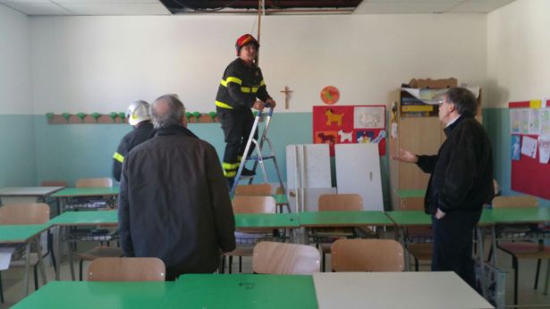 L'aula ispezionata dai Vigili del Fuoco