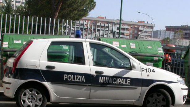 Nella foto, un mezzo dei Vigili Urbani