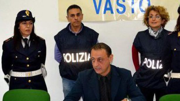 Il dirigente con il personale della Polizia di Stato