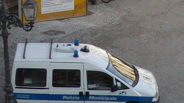 Una vettura dei vigili urbani