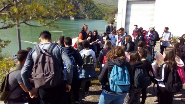 Studenti al lago di Bomba