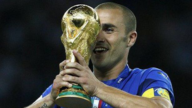 Il capitano della Nazionale italiana, Fabio Cannavaro con la Coppa del Mondo