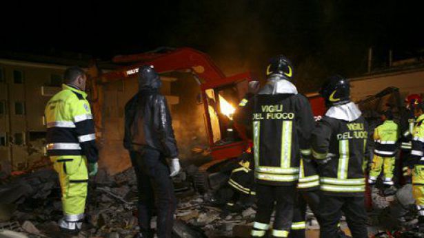 Terremoto a L'Aquila - Le immagini dei soccorsi della Protezione Civile - foto:www.protezionecivile.it