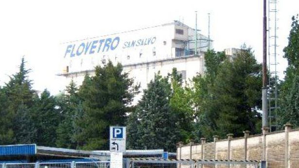 Nella foto, lo stabilimento Flovetro di San Salvo