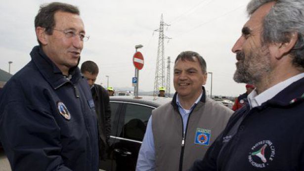 Gianfranco Fini in visita ai terremotati il 12 Aprile - foto:www.protezionecivile.it