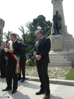 Un momento della cerimonia di riconsegna a Vasto del monumento a Gabriele Rossetti