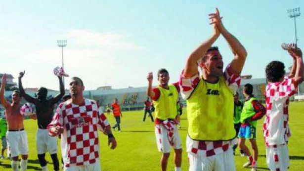 Nella foto, giocatori della Pro Vasto mentre salutano il pubblico