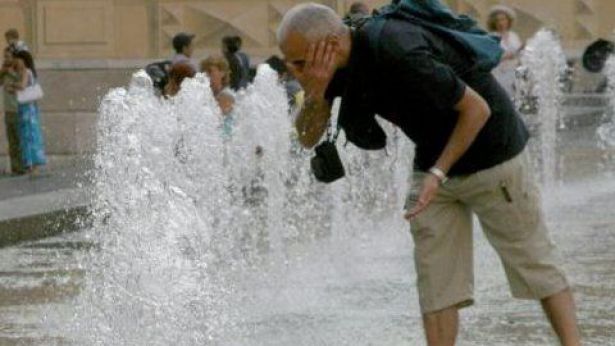 Nella foto, un uomo cerca conforto nelle acque di una fontata