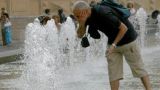 Nella foto, un uomo cerca conforto nelle acque di una fontata