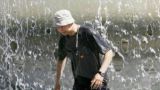 Nella foto, un uomo si rinfresca in una fontana