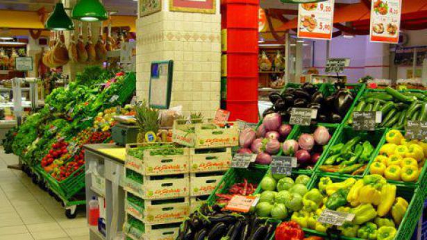 Nella foto, il banco frutta e verdura di un supermercato