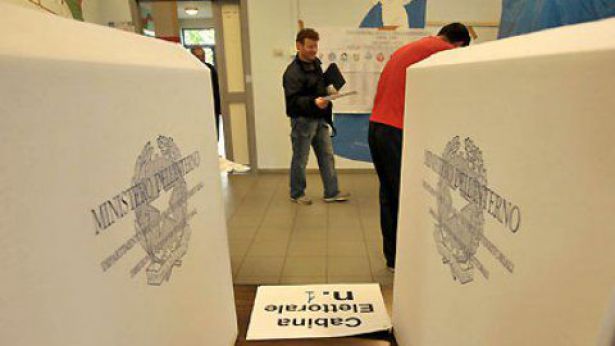 Nella foto, urna elettorali