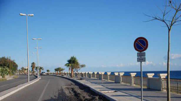 Nella foto, una buca presente lungo una strada
