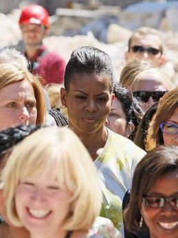 La visita delle first lady tra le macerie dell'Aquila. Michelle Obama si è detta commossa dal disastro del terremoto -  foto corriere.it