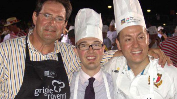 Nella foto, gli chef Bernardino Bachioli e Angelo D'Ugo, con un componente della giuria