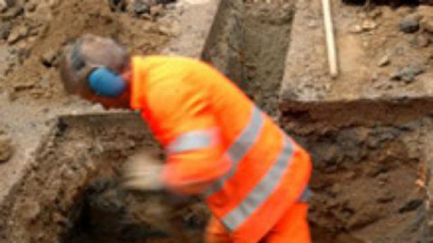 Nella foto, operaio al lavoro
