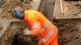Nella foto, operaio al lavoro