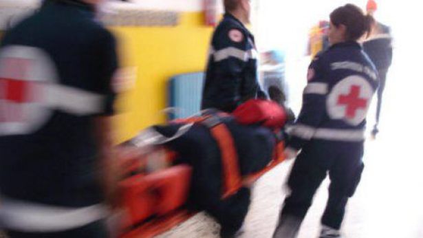 Nella foto, operatori durante un'operazione di pronto soccorso - foto d'archivio