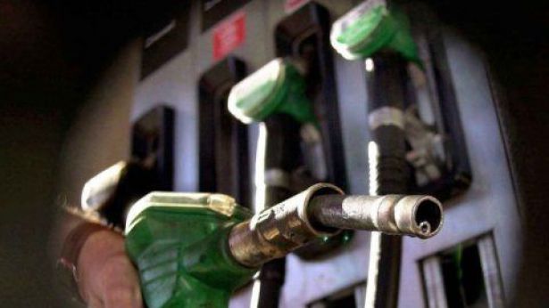 Nella foto, una pompa di benzina