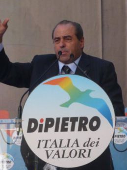 Nella foto, il leader dell'IDV durante il suo intervento - foto blogosfere.it