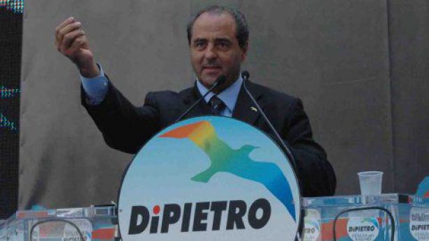 Nella foto, il leader dell'IDV Di Pietro