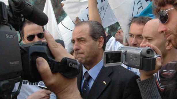 Nella foto, il leader dell'IDV Di Pietro a Vasto