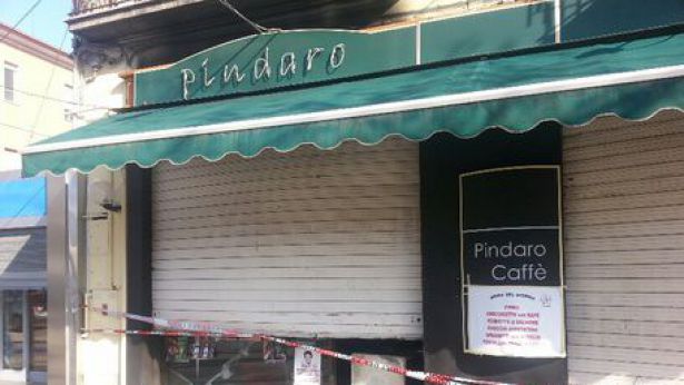 Nella foto il bar incendiato