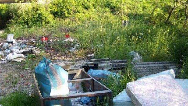 Nella foto, una discarica abusiva
