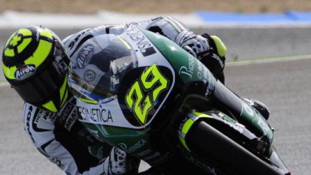 Nella foto, Andrea Iannone sul circuito dell'Estoril in Portogallo