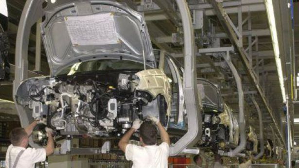 Nella foto, operai su una linea di produzione