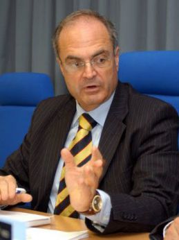 Nella foto, l'assessore regionale alle attività produttive Alfredo Castiglione