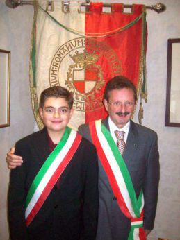 Nella foto, il Sindaco Lapenna e il Sindaco 'baby' Francesco Valente