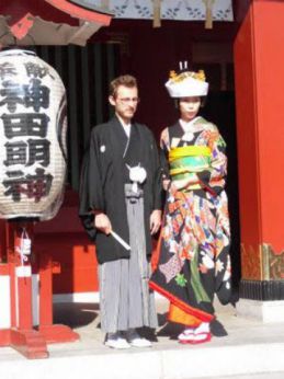 il dott. Donato Di Crecchio e la dott.ssa Satomi Shirasawa, presso il tempio "Kanda - Myojin" di Tokio