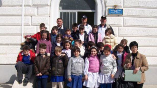 Gli alunni dell'Istituto Figlie della Croce in visita al Faro di Punta Penna