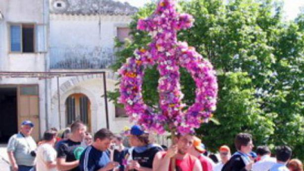 Nella foto: il Mayo di San Giovanni Lipioni